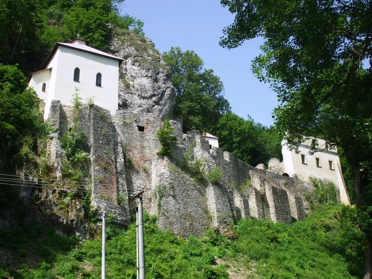 Veľká Skalka - pútnické miesto a ruiny benediktínskeho kláštora pri Trenčíne