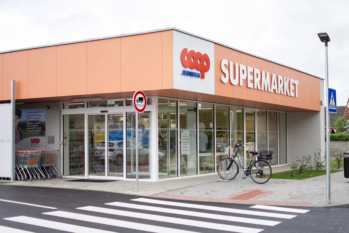 COOP Jednota supermarket v Kočovciach 200 m od Apartmán Kočovce
